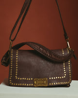 BOLSO DE PIEL CON TACHAS Y SOLAPA MARRÓN