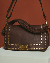 BOLSO DE PIEL CON TACHAS Y SOLAPA MARRÓN