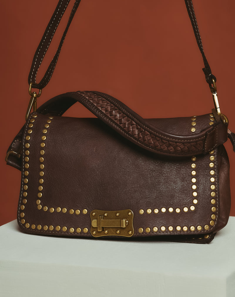 BOLSO DE PIEL CON TACHAS Y SOLAPA MARRÓN