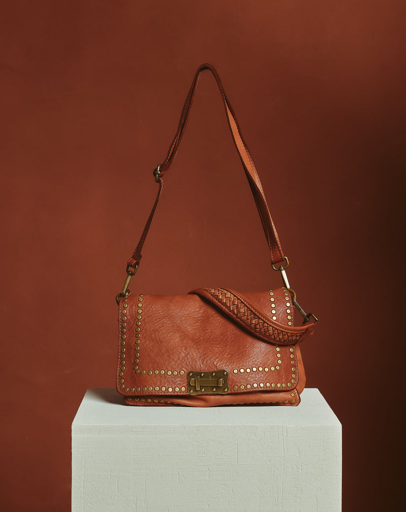 BOLSO DE PIEL CON TACHAS Y SOLAPA CUERO