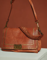 BOLSO DE PIEL CON TACHAS Y SOLAPA CUERO