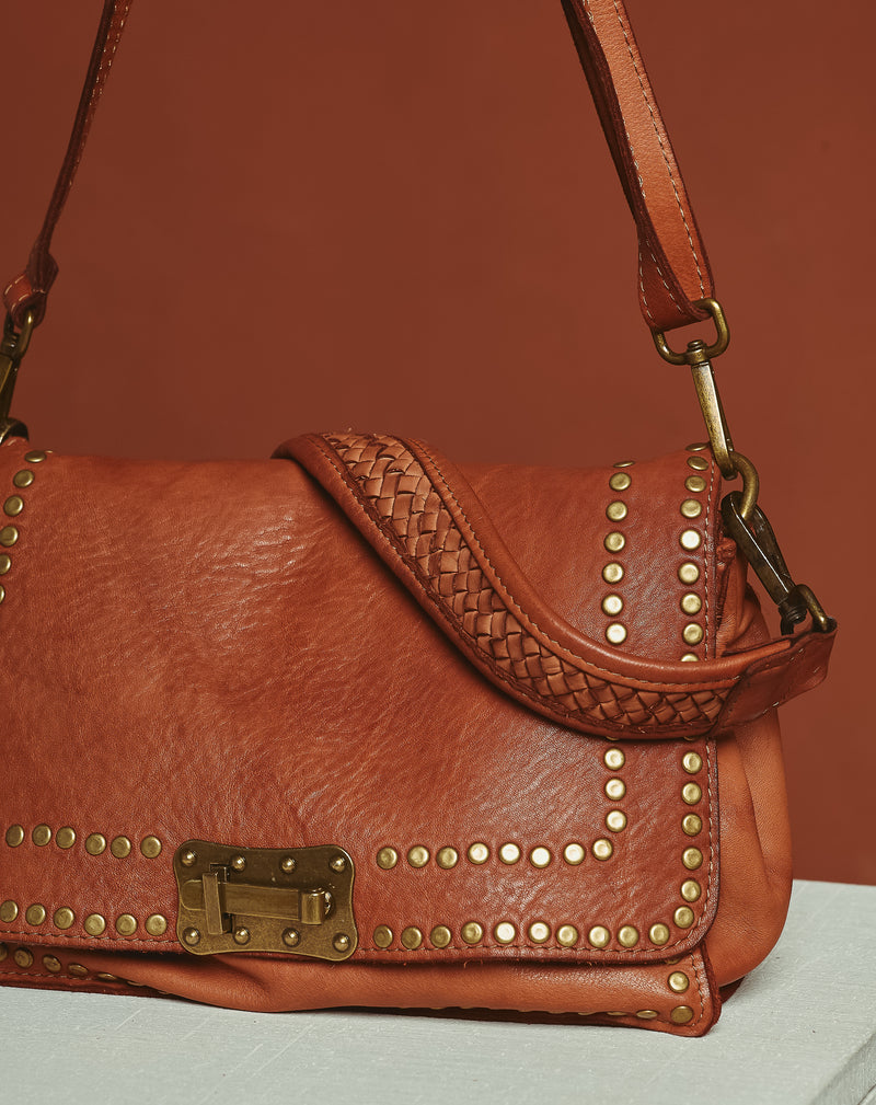 BOLSO DE PIEL CON TACHAS Y SOLAPA CUERO