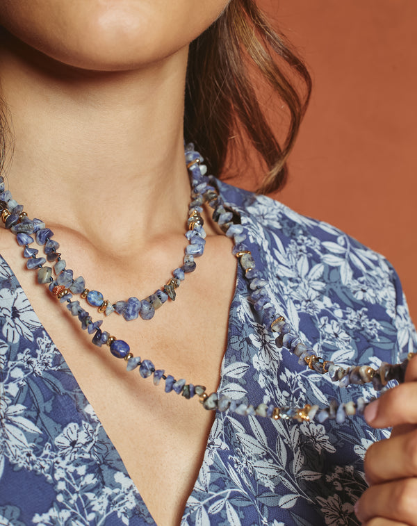 COLLAR CON PIEDRAS DE COLORES MARINO