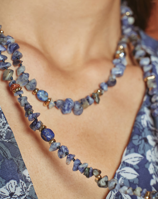 COLLAR CON PIEDRAS DE COLORES MARINO