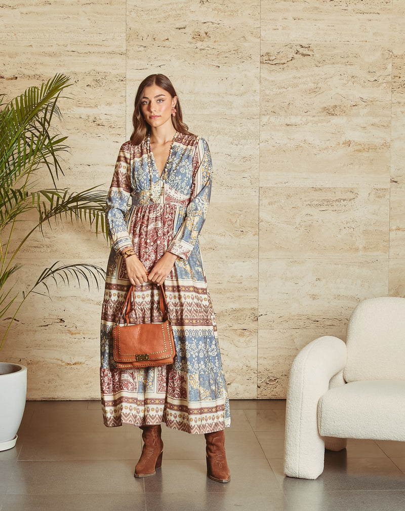 BOLSO DE PIEL CON TACHAS Y SOLAPA CUERO