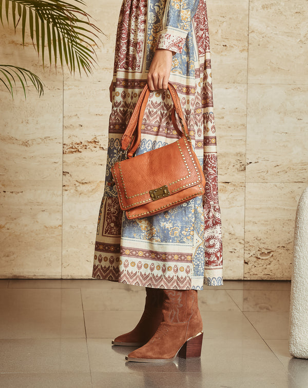 BOLSO DE PIEL CON TACHAS Y SOLAPA CUERO
