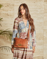 BOLSO DE PIEL CON TACHAS Y SOLAPA CUERO