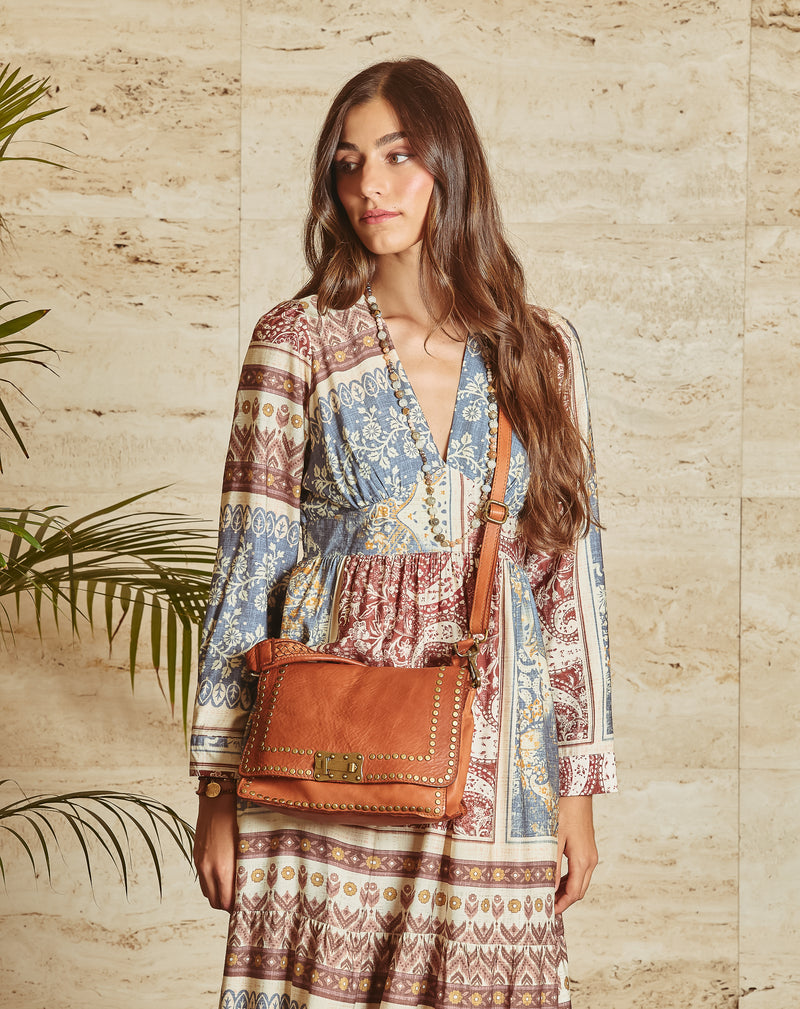 BOLSO DE PIEL CON TACHAS Y SOLAPA CUERO