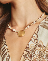 COLLAR CORTO CHAPA BEIGE