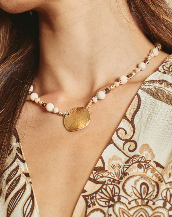 COLLAR CORTO CHAPA BEIGE