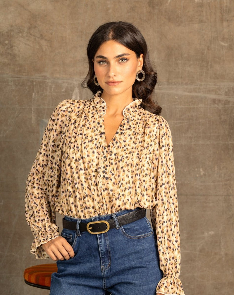 BLUSA FLORECITAS ESCOTE BOTONES CAMEL - Monica Ecco