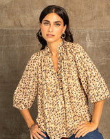 BLUSA FLORECITAS ESCOTE BOTONES CAMEL - Monica Ecco