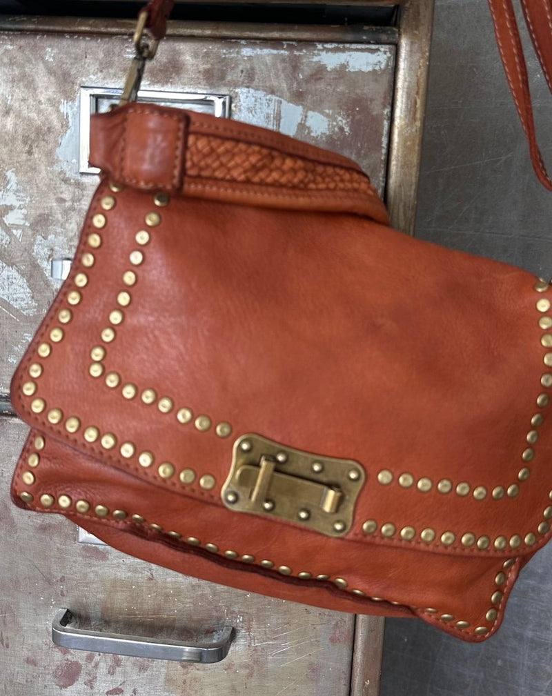 BOLSO DE PIEL CON TACHAS Y SOLAPA - Monica Ecco