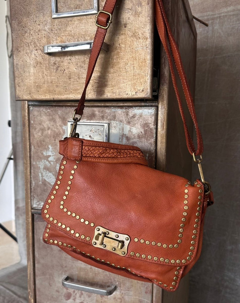 BOLSO DE PIEL CON TACHAS Y SOLAPA - Monica Ecco