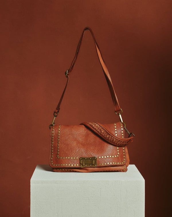 BOLSO DE PIEL CON TACHAS Y SOLAPA CUERO - Monica Ecco