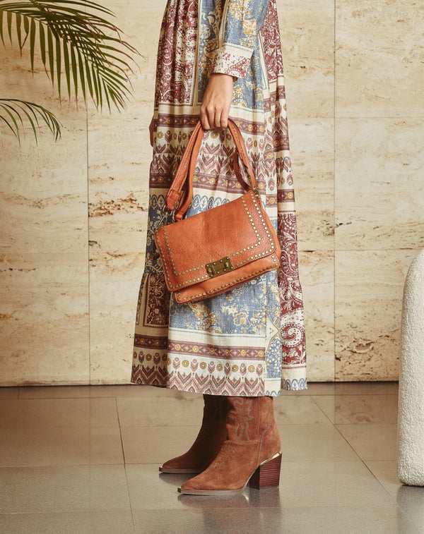 BOLSO DE PIEL CON TACHAS Y SOLAPA CUERO - Monica Ecco