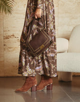 BOLSO DE PIEL CON TACHAS Y SOLAPA MARRÓN - Monica Ecco