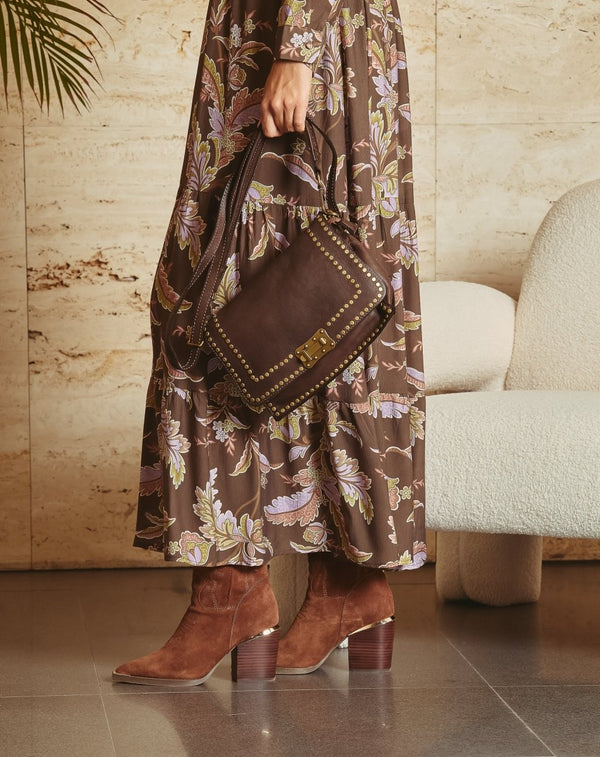 BOLSO DE PIEL CON TACHAS Y SOLAPA MARRÓN - Monica Ecco
