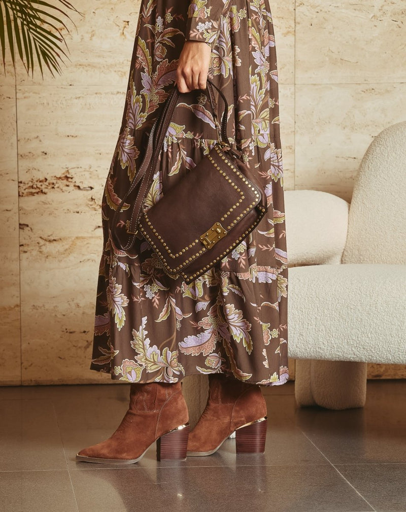 BOLSO DE PIEL CON TACHAS Y SOLAPA MARRÓN - Monica Ecco