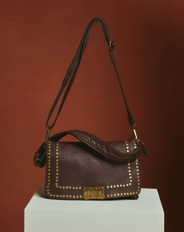 BOLSO DE PIEL CON TACHAS Y SOLAPA MARRÓN - Monica Ecco