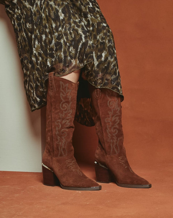 BOTA BORDADA TACÓN COWBOY - Monica Ecco