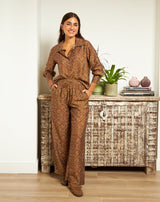 PANTALÓN FLORES MONA MARRÓN - Monica Ecco