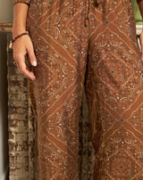 PANTALÓN FLORES MONA MARRÓN - Monica Ecco