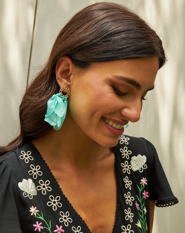 PENDIENTES CADENA PETALOS TURQUESA - Monica Ecco