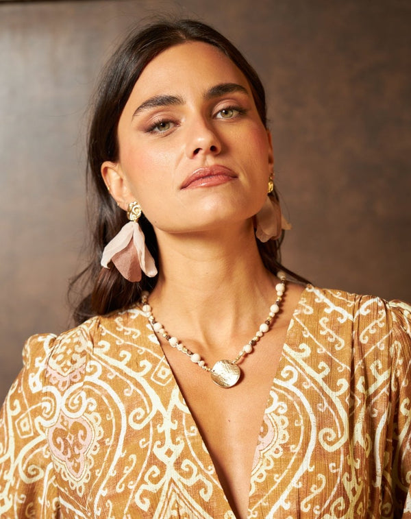 PENDIENTES PETALOS MARINA BEIGE - Monica Ecco