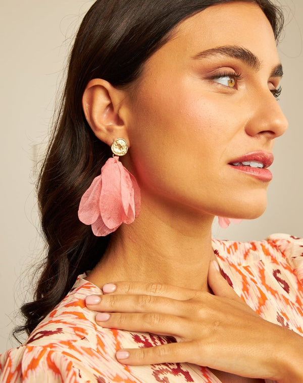 PENDIENTES REDONDEL PETALOS CORAL - Monica Ecco