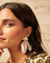 PENDIENTES TELA PETALOS BEIGE - Monica Ecco