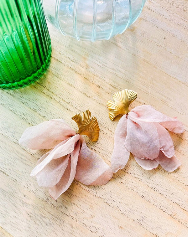 PENDIENTES TELA PETALOS BEIGE - Monica Ecco